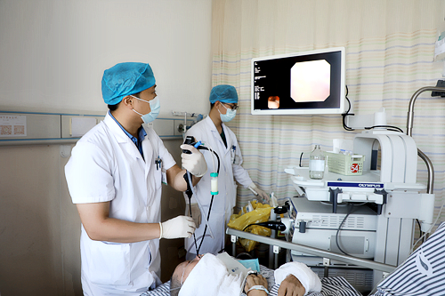 气管镜大显身手  快速清理气道异物