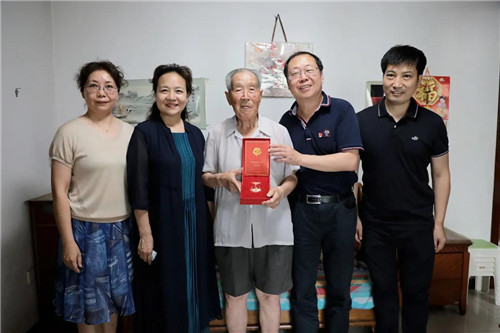 牢记嘱托 跟党走” 市五院党委开展“七一”走访慰问活动