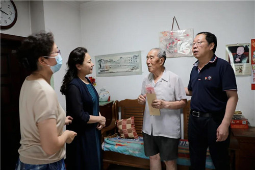 牢记嘱托 跟党走” 市五院党委开展“七一”走访慰问活动