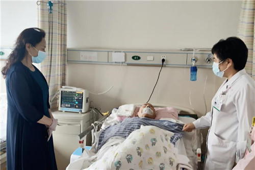 牢记嘱托 跟党走” 市五院党委开展“七一”走访慰问活动