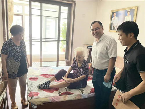 牢记嘱托 跟党走” 市五院党委开展“七一”走访慰问活动