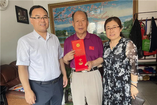 牢记嘱托 跟党走” 市五院党委开展“七一”走访慰问活动