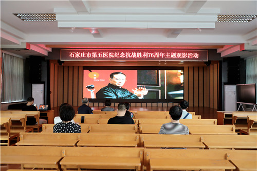 观看红色电影  牢记初心使命