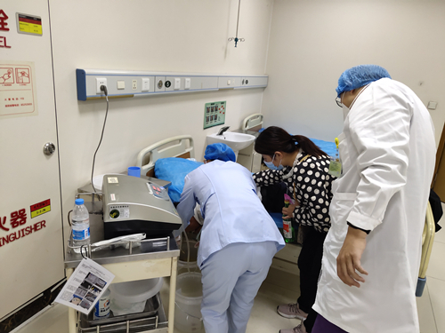 急诊科医护人员的忙碌与坚守