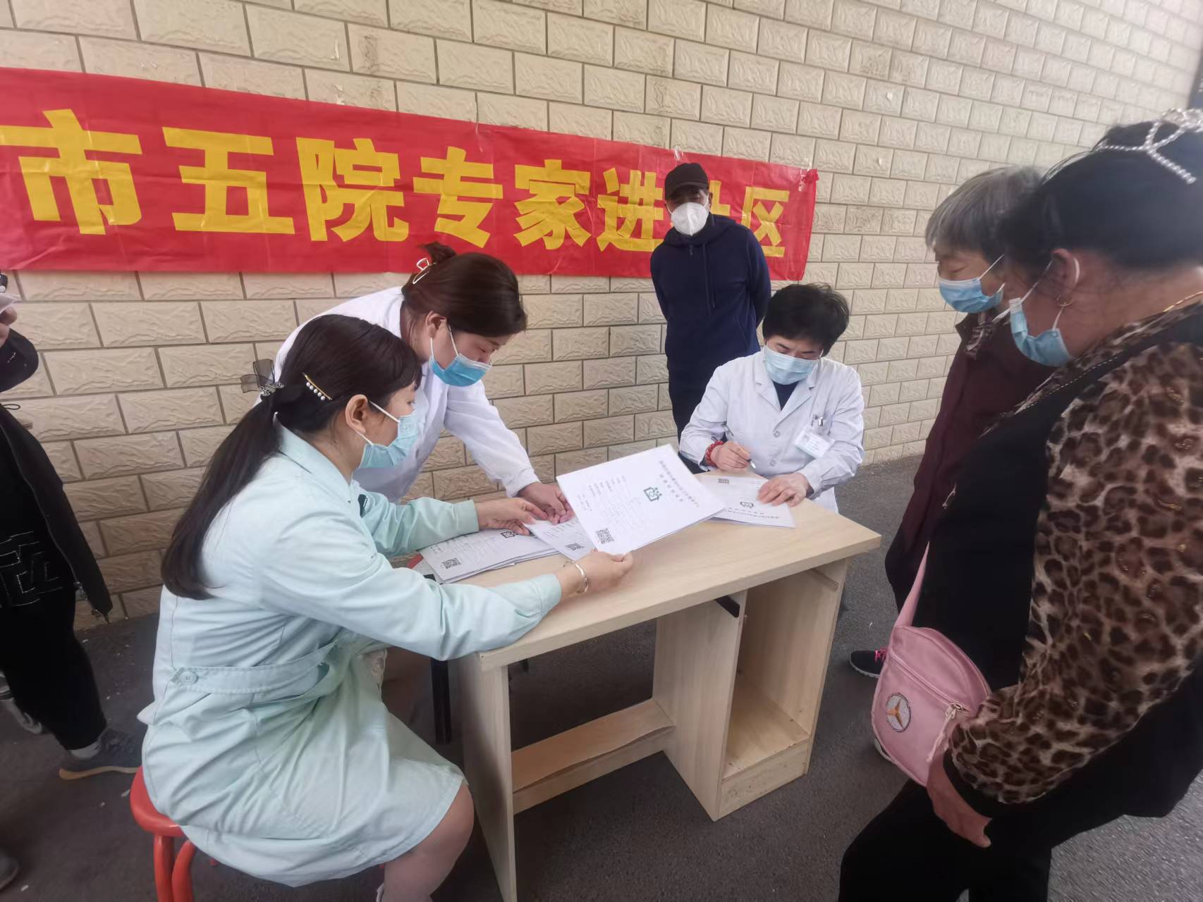 市五院开展肿瘤宣传周义诊宣教活动