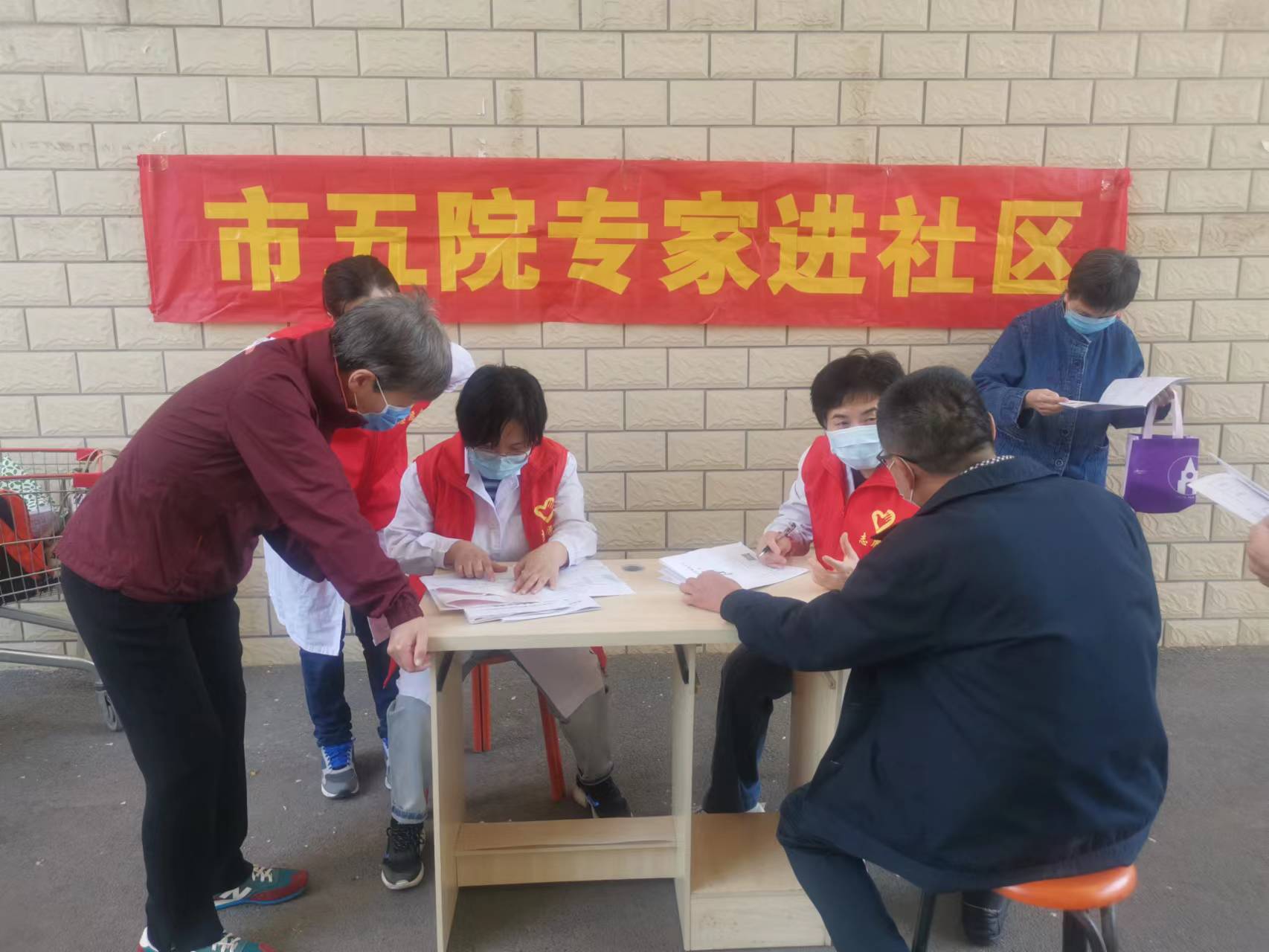 市五院开展肿瘤宣传周义诊宣教活动