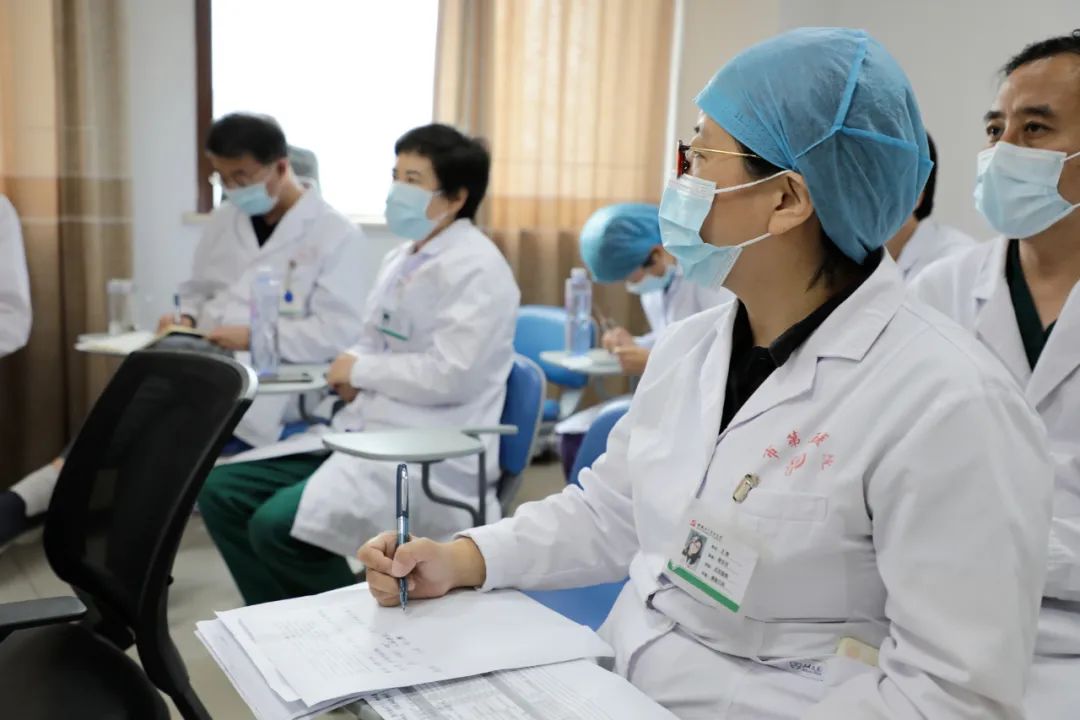 肝衰竭学组研讨疑难肝病治疗新方法——院长江平提要求