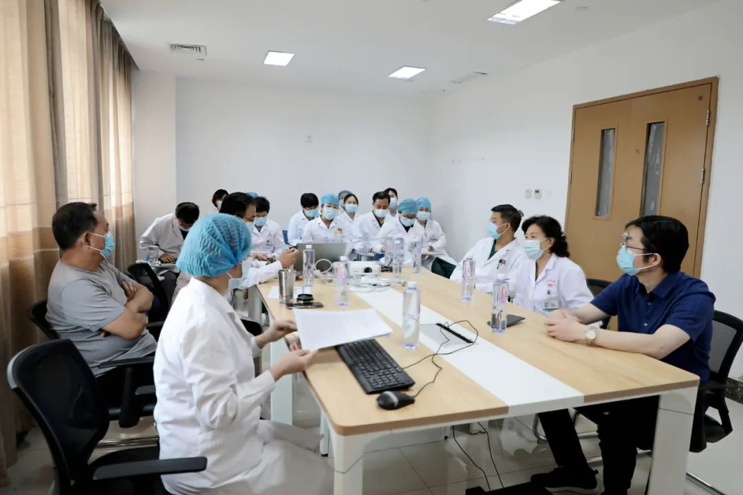 肝衰竭学组研讨疑难肝病治疗新方法——院长江平提要求