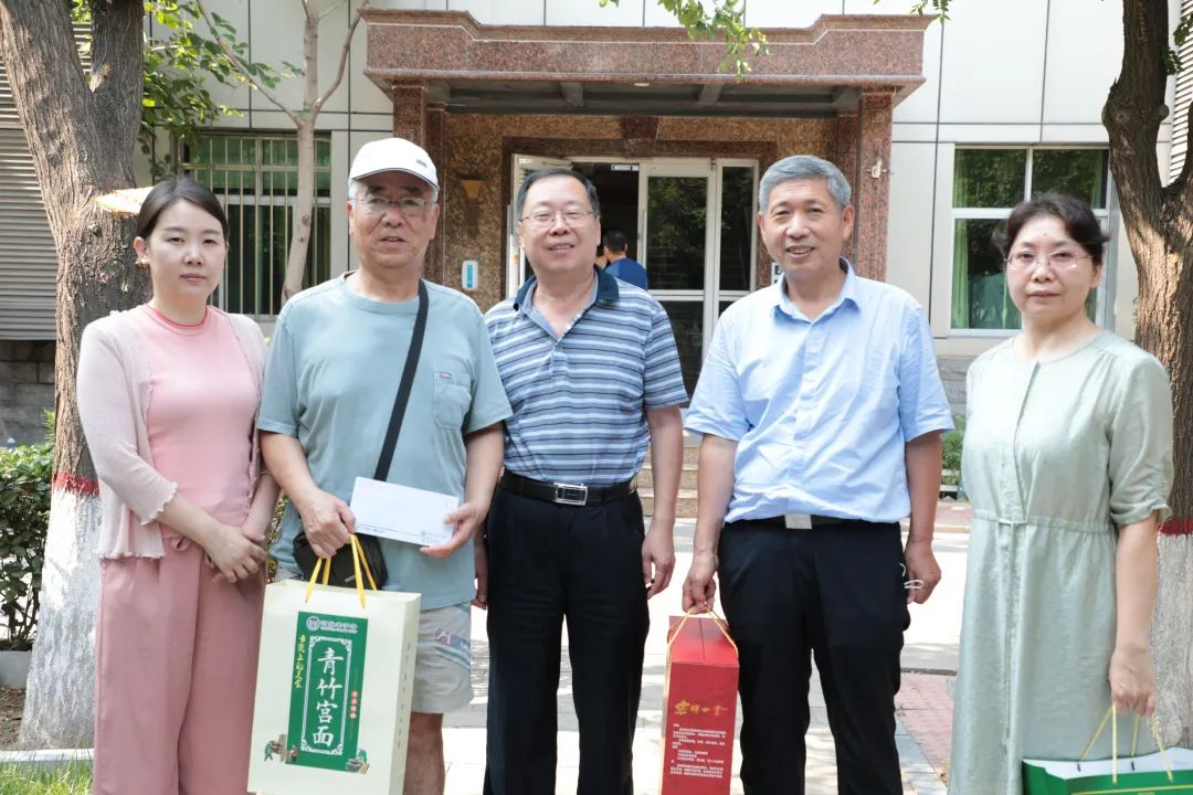 迎七一，让离休干部和党员感受党的温暖