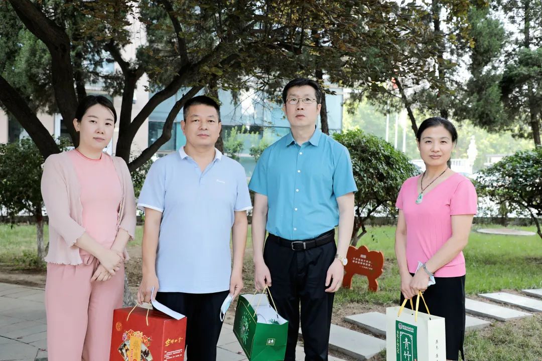 迎七一，让离休干部和党员感受党的温暖