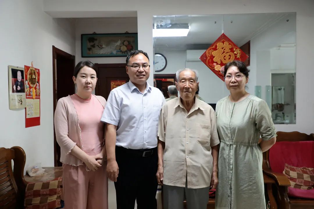 迎七一，让离休干部和党员感受党的温暖