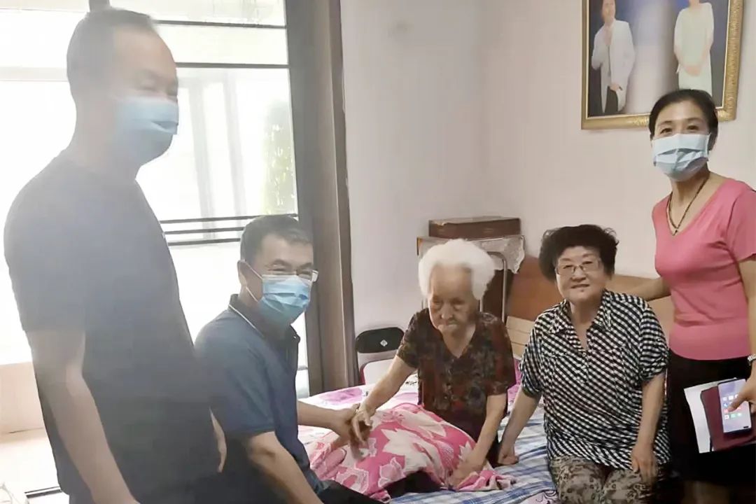 迎七一，让离休干部和党员感受党的温暖