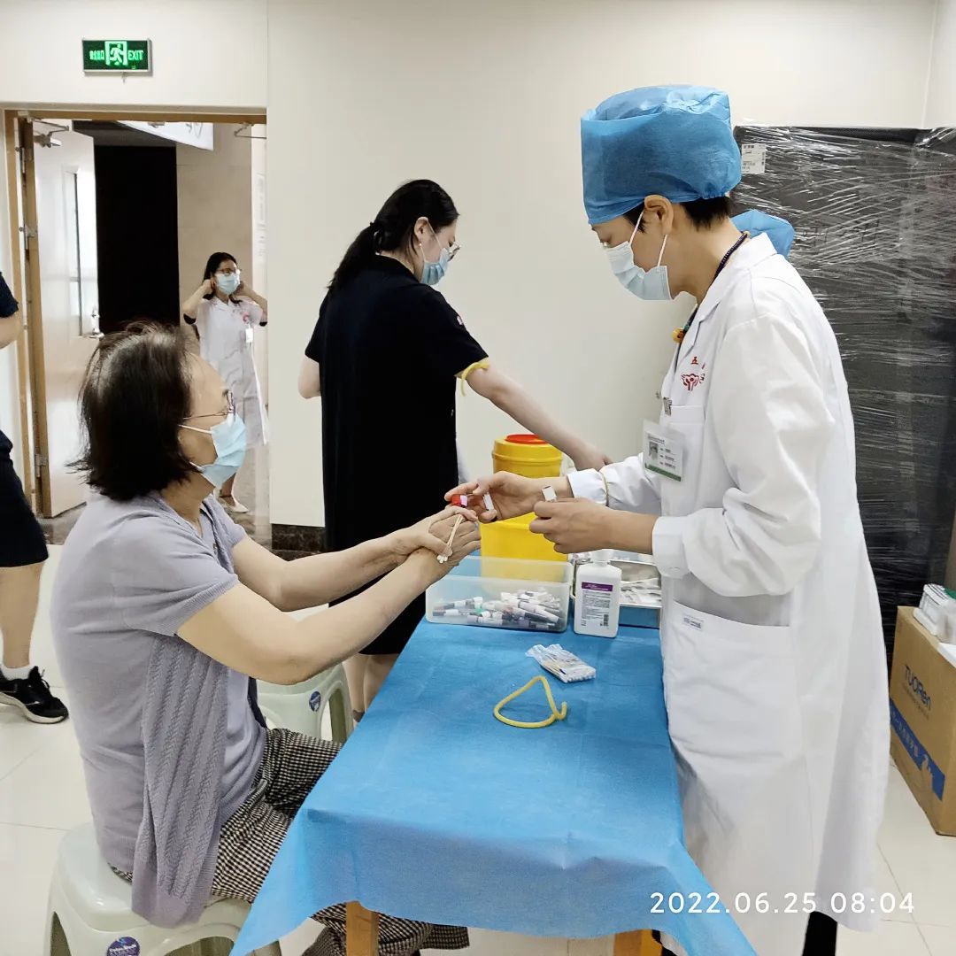 迎七一，让离休干部和党员感受党的温暖