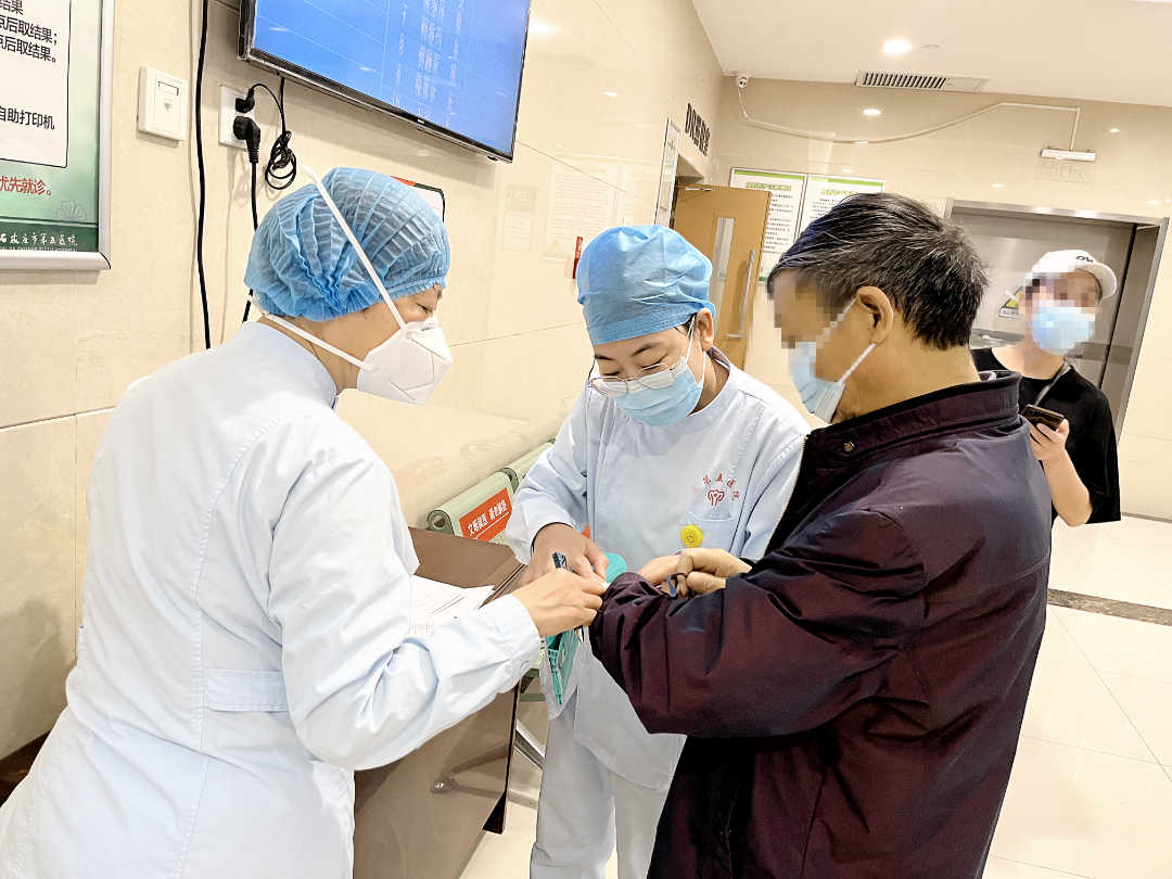 【优质服务】做有温度的护士，行最温暖的护理——门诊陪检