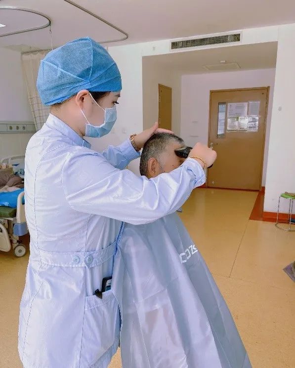 【优质服务】护士变身“理发师” 温馨之举收获患者频频点赞 【优质服务】护士变身“理发师” 温馨之举收获患者频频点赞