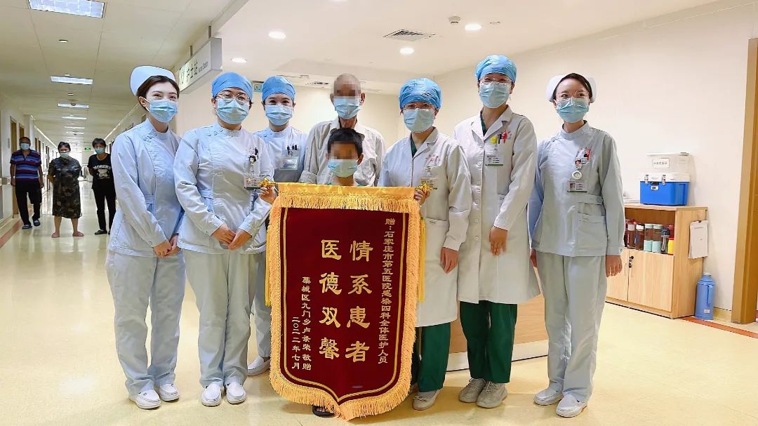 相依为命的“父子俩”，牵动着医护人员的心