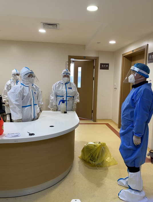 院领导巡查病房楼消杀工作