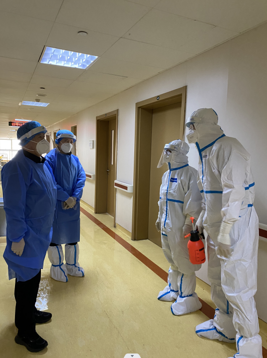 院领导巡查病房楼消杀工作