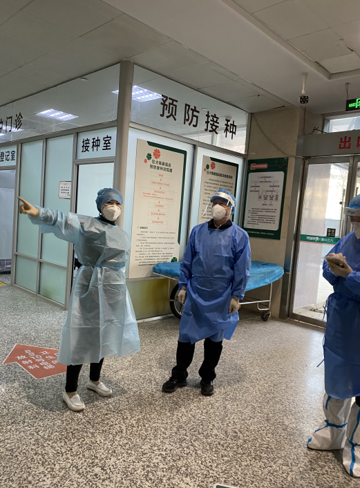 院领导巡查病房楼消杀工作