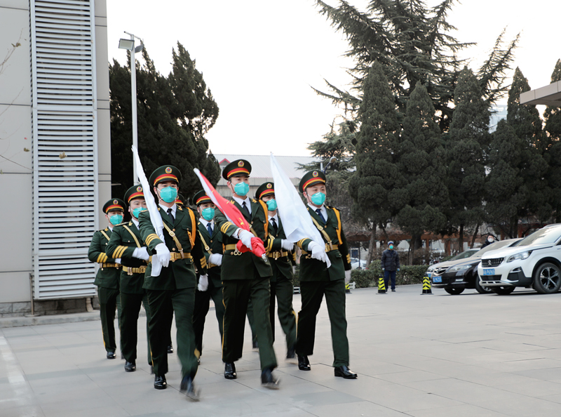 提振信心 勇毅前行——市五院举办2023年元旦升旗仪式