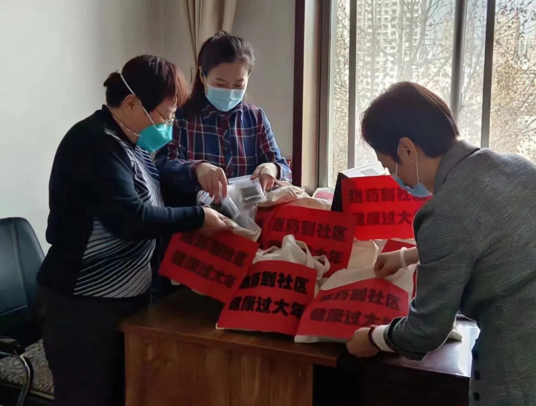 三年抗疫研制中药汤剂 节前送药情暖基层社区——市五院将抗疫成果与百姓共享 三年抗疫研制中药汤剂 节前送药情暖基层社区——市五院将抗疫成果与百姓共享