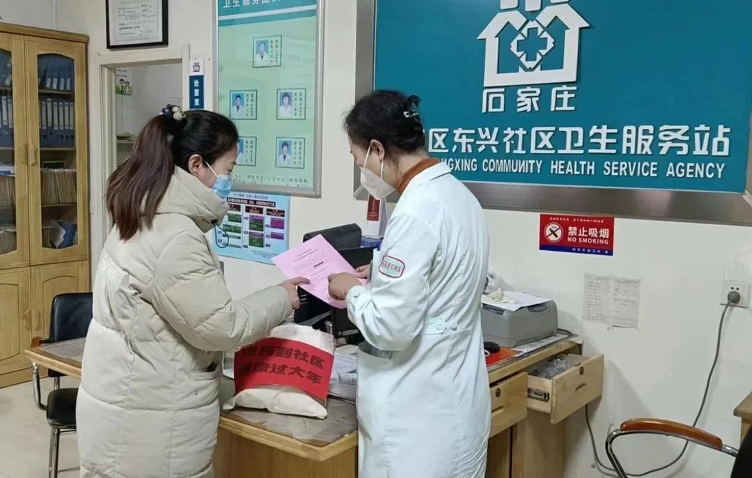 三年抗疫研制中药汤剂 节前送药情暖基层社区——市五院将抗疫成果与百姓共享 三年抗疫研制中药汤剂 节前送药情暖基层社区——市五院将抗疫成果与百姓共享