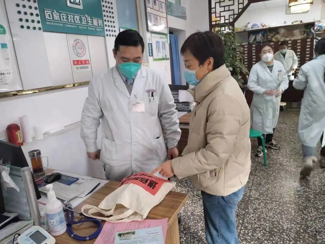 三年抗疫研制中药汤剂 节前送药情暖基层社区——市五院将抗疫成果与百姓共享 三年抗疫研制中药汤剂 节前送药情暖基层社区——市五院将抗疫成果与百姓共享