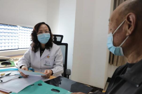 市五院党委书记、主任医师王瑜玲出专家门诊了