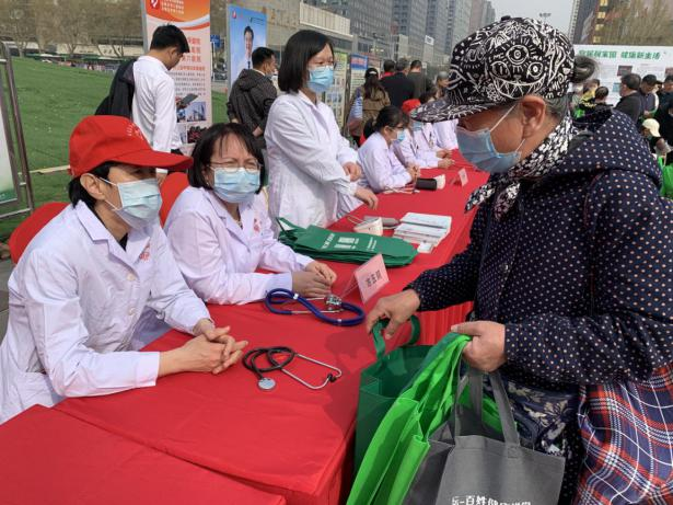 市五院积极参加“爱国卫生月”宣传活动