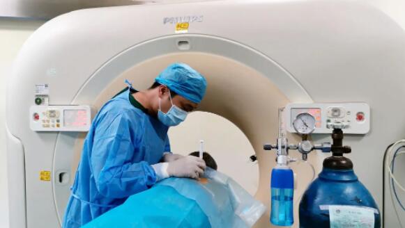 以针代刀,市五院内科团队微波消融技术精准治疗肺癌患者 以针代刀,市五院内科团队微波消融技术精准治疗肺癌患者