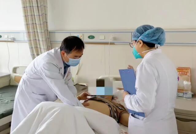 身着白衣 心有锦缎