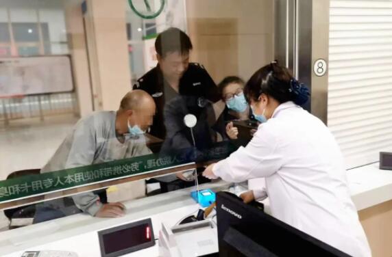 拾金不昧品格高 真诚服务暖人心