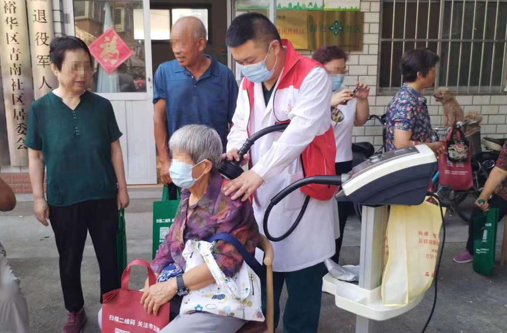 市五院康复专家进社区，便民服务落实处
