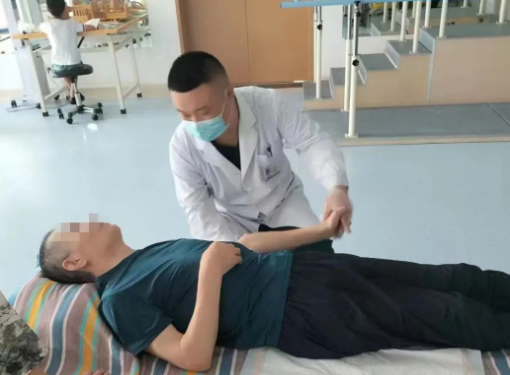 点燃新希望!脑疾病致偏瘫患者在市五院走向康复 点燃新希望!脑疾病致偏瘫患者在市五院走向康复