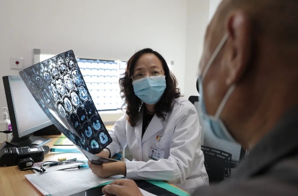 以仁心护佑人民健康 用奉献绽放医者光彩——市五院党委书记王瑜玲荣获“2023年石家庄市劳动模范”称号