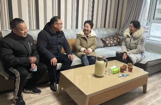 新春慰问送关怀 岁寒情深暖人心——市五院开展节前走访慰问活动