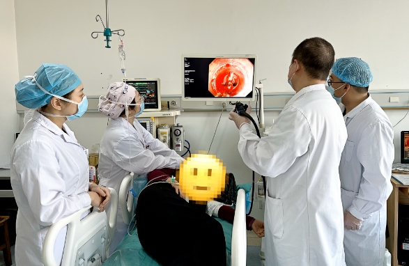 枣核卡喉险穿孔，五院胃镜解危急