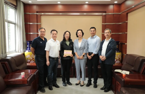 市卫生健康委党组亲切慰问石家庄市第五医院王瑜玲等省级优秀共产党员