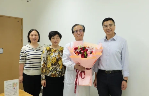 鲜花献模范 温情暖人心 ——石家庄市第五医院“五一”节前慰问市级劳模 鲜花献模范 温情暖人心 ——石家庄市第五医院“五一”节前慰问市级劳模