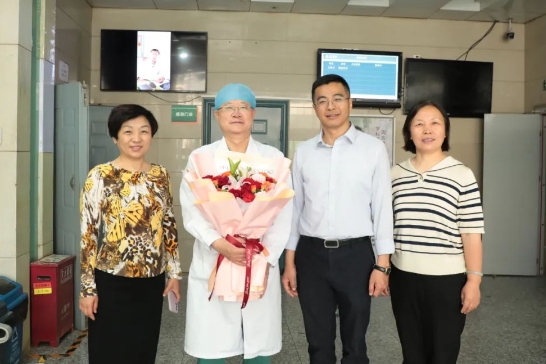 鲜花献模范 温情暖人心 ——石家庄市第五医院“五一”节前慰问市级劳模 鲜花献模范 温情暖人心 ——石家庄市第五医院“五一”节前慰问市级劳模