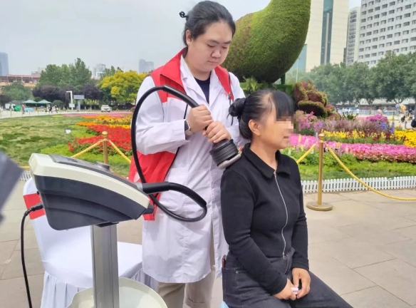 专家送上门 义诊暖人心——石家庄市第五医院践行人道主义精神开展公益义诊活动 专家送上门 义诊暖人心——石家庄市第五医院践行人道主义精神开展公益义诊活动