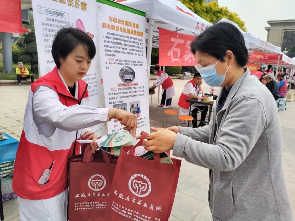 专家送上门 义诊暖人心——石家庄市第五医院践行人道主义精神开展公益义诊活动 专家送上门 义诊暖人心——石家庄市第五医院践行人道主义精神开展公益义诊活动