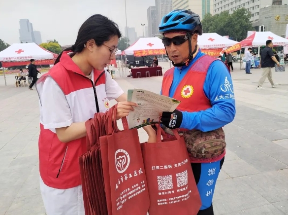 专家送上门 义诊暖人心——石家庄市第五医院践行人道主义精神开展公益义诊活动 专家送上门 义诊暖人心——石家庄市第五医院践行人道主义精神开展公益义诊活动