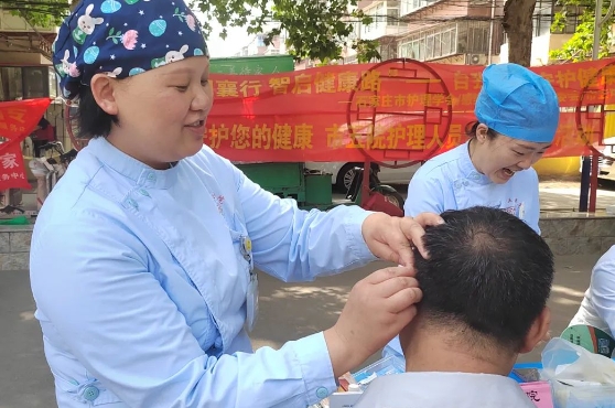 爱心公益义诊进社区 护理健康服务暖人心——石家庄市第五医院护理团队走进社区开展公益义诊活动 爱心公益义诊进社区 护理健康服务暖人心——石家庄市第五医院护理团队走进社区开展公益义诊活动