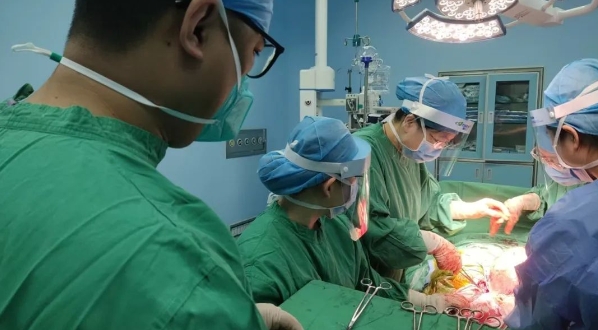 22cm 特大子宫肌瘤困扰多年，市五院妇产专家一朝手术化险为夷